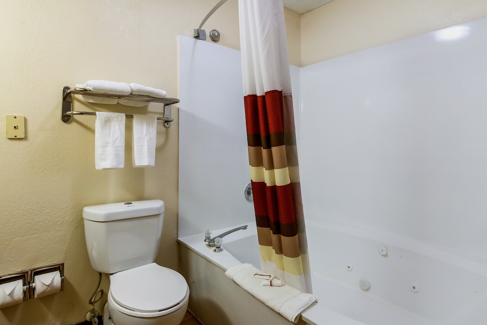 Red Roof Inn & Suites Statesboro - University 15/45
