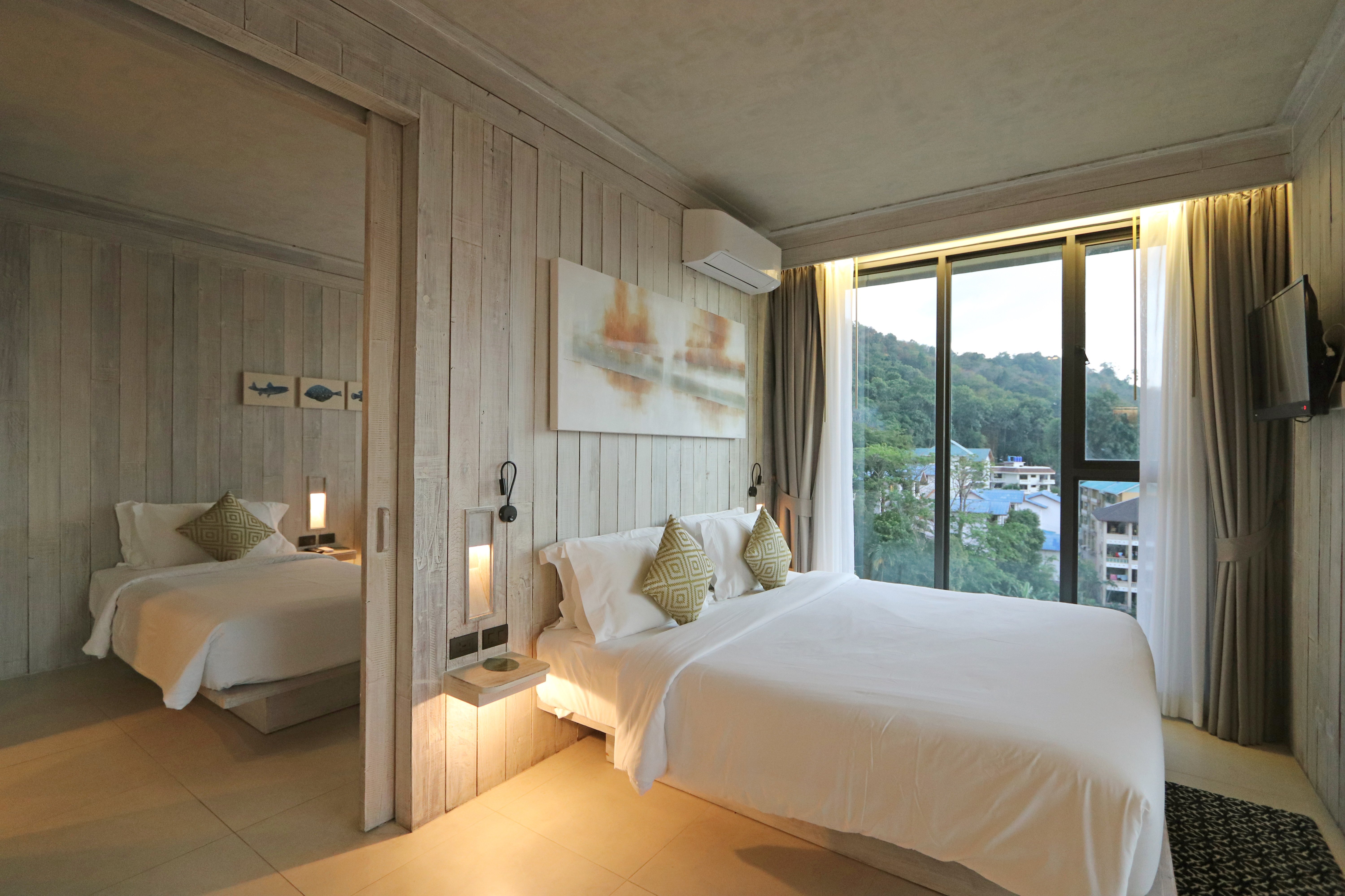 2 BEDROOMS, SUITE, CORNER