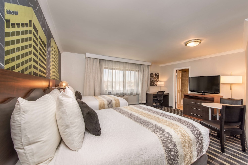 Best Western Plus Milwaukee West 14/45