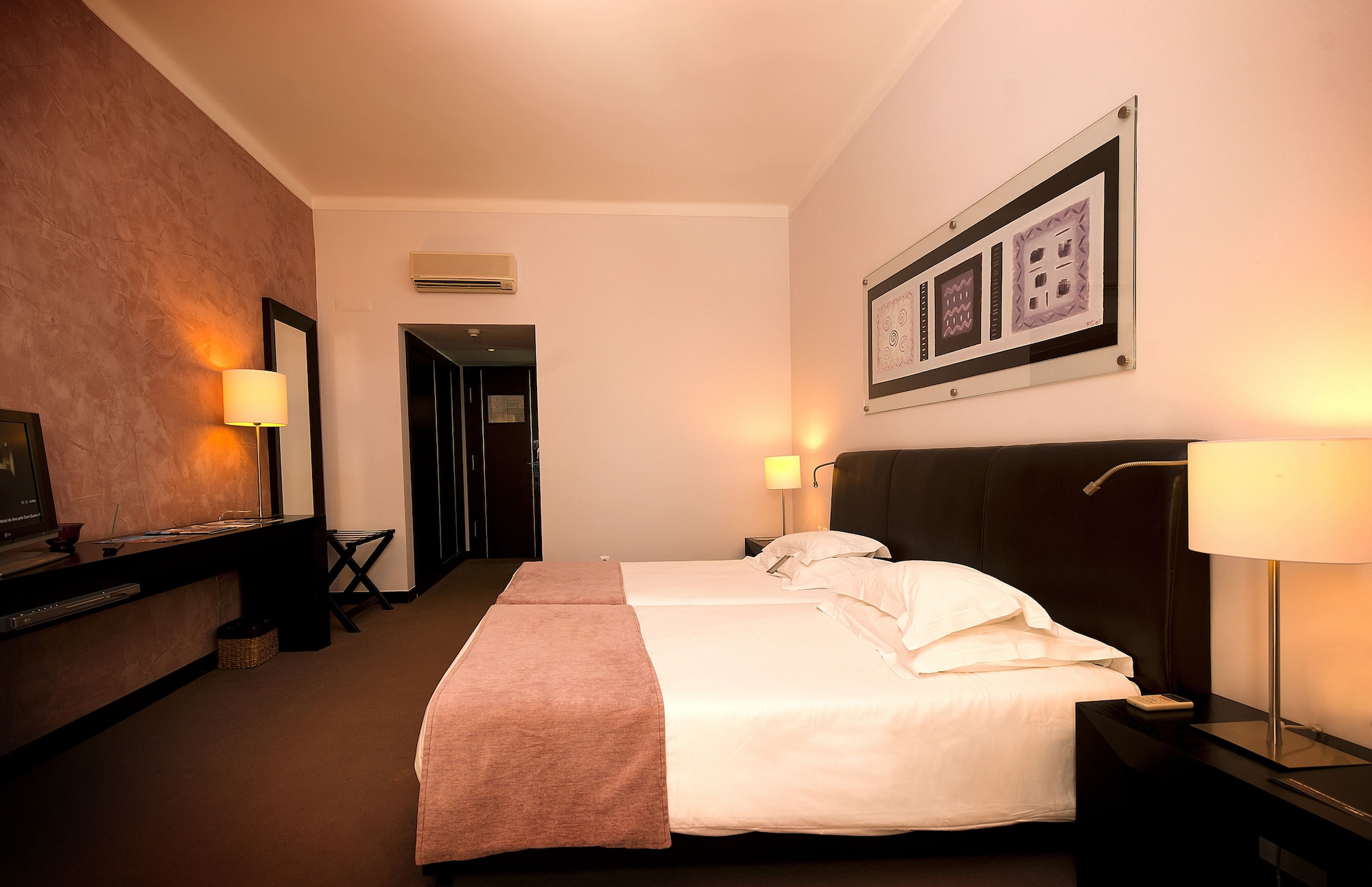 ROOM, SINGLE, TWIN BEDS, POOL VIEW