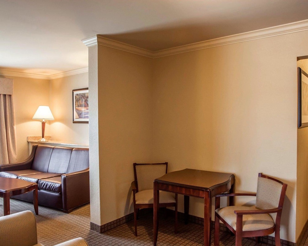 Spark by Hilton Cincinnati Fairfield 30/42