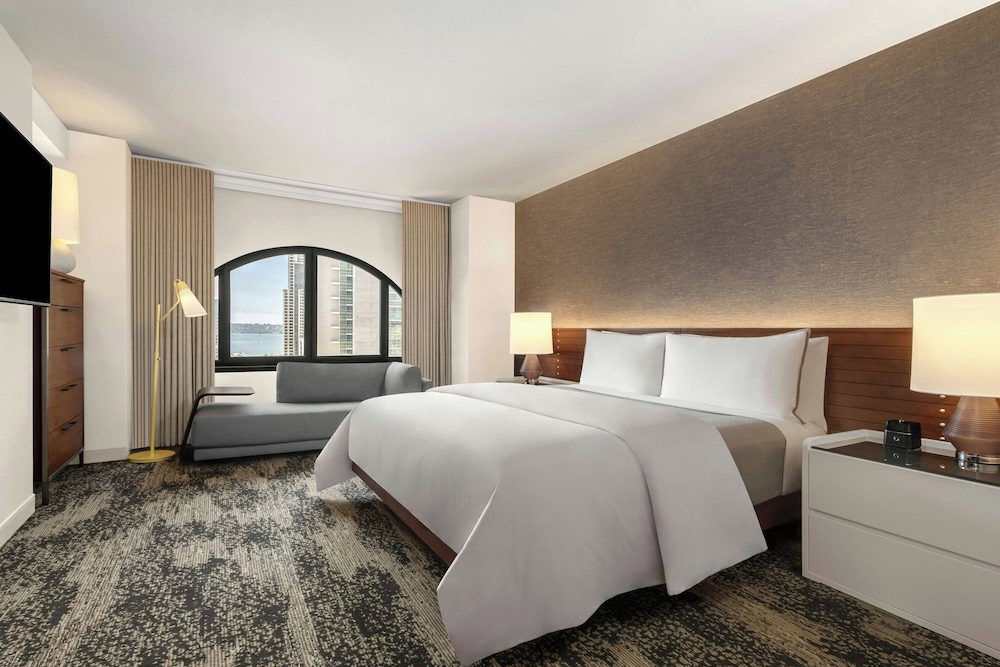 Suite, King Bed, Bay View, Sofa