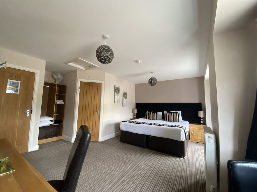The Three Horseshoes Hotel 3/50