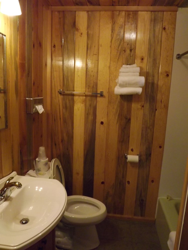 Z Bar Cabins and Motel 39/43