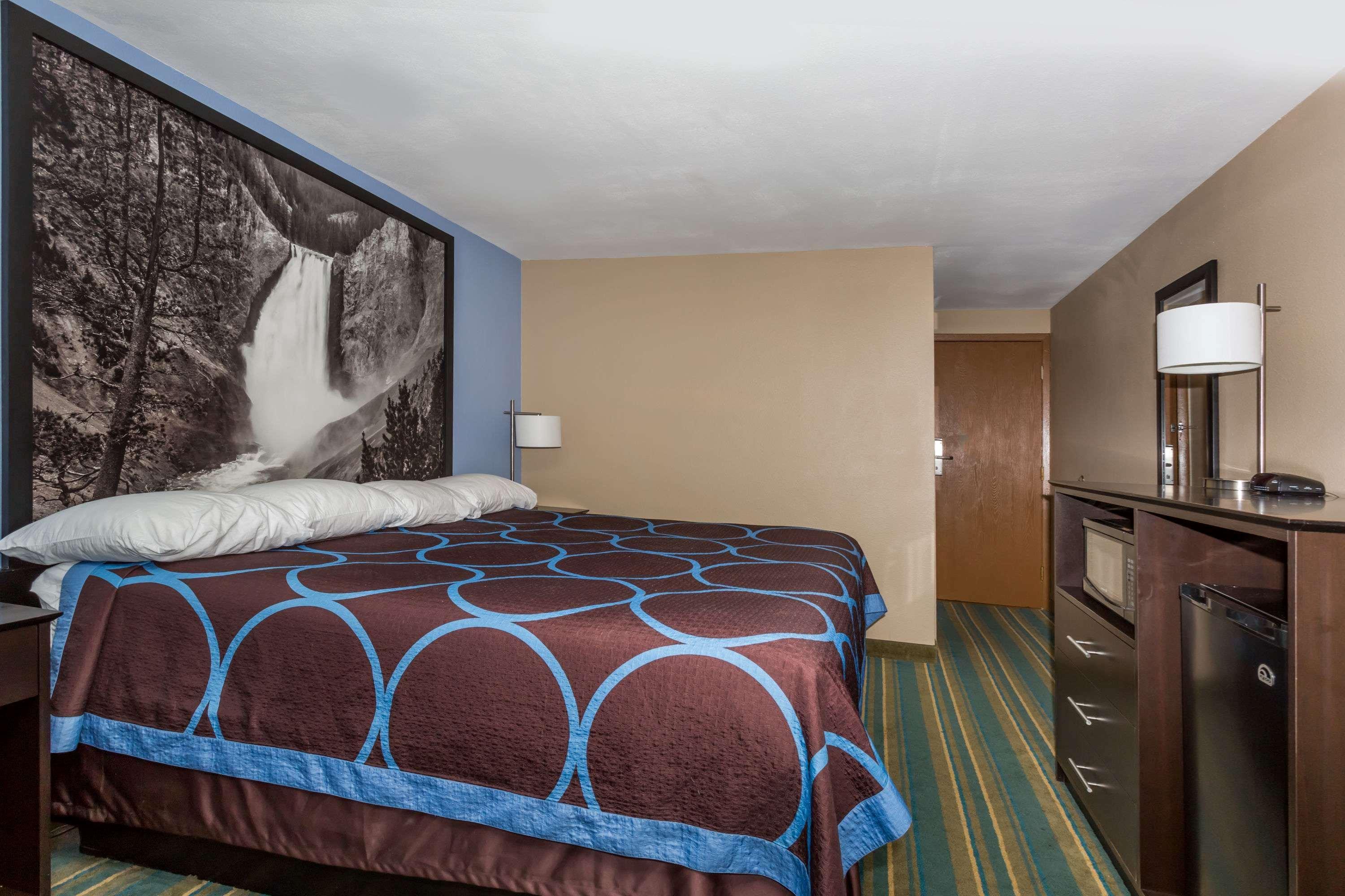 Super 8 by Wyndham Douglas, WY 9/17