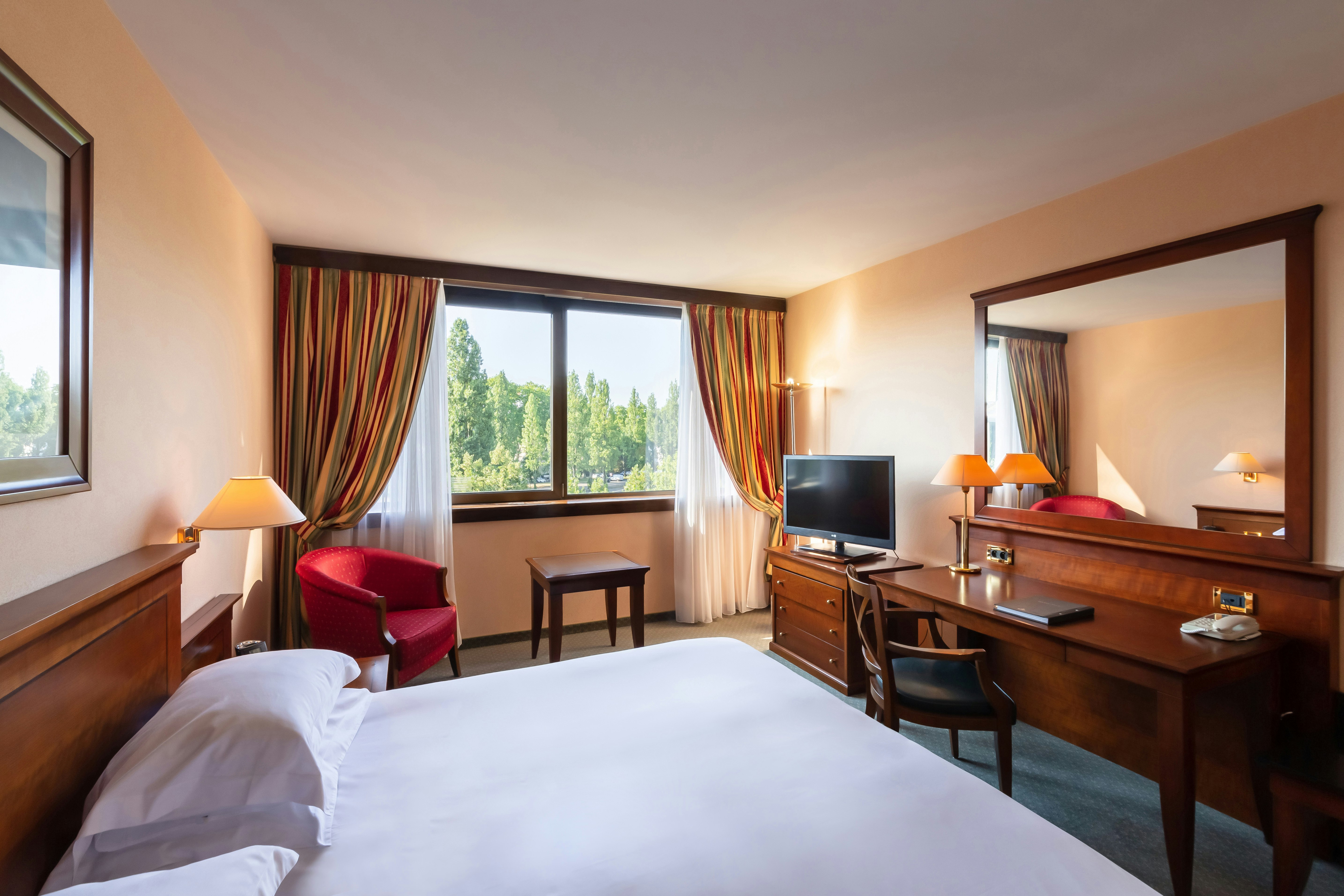 Guest Room, King Bed