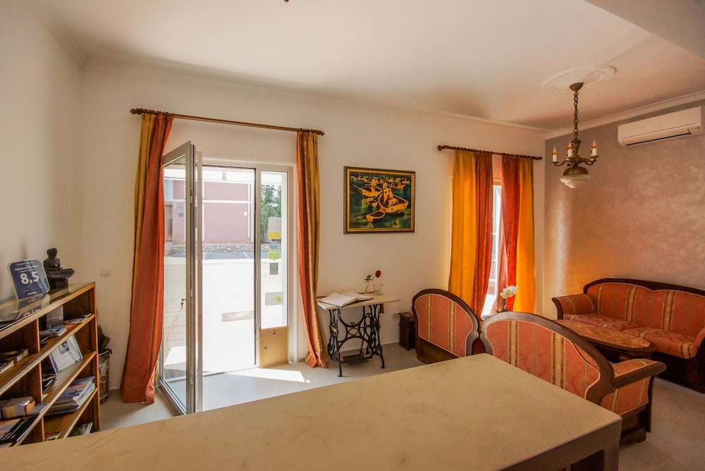 APARTMENTS AND ROOMS DEGRA 27/49