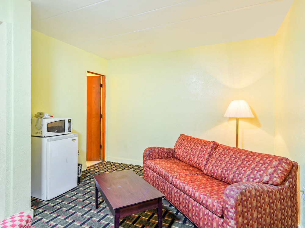 OYO Hotel Downtown Peoria I-74 42/58