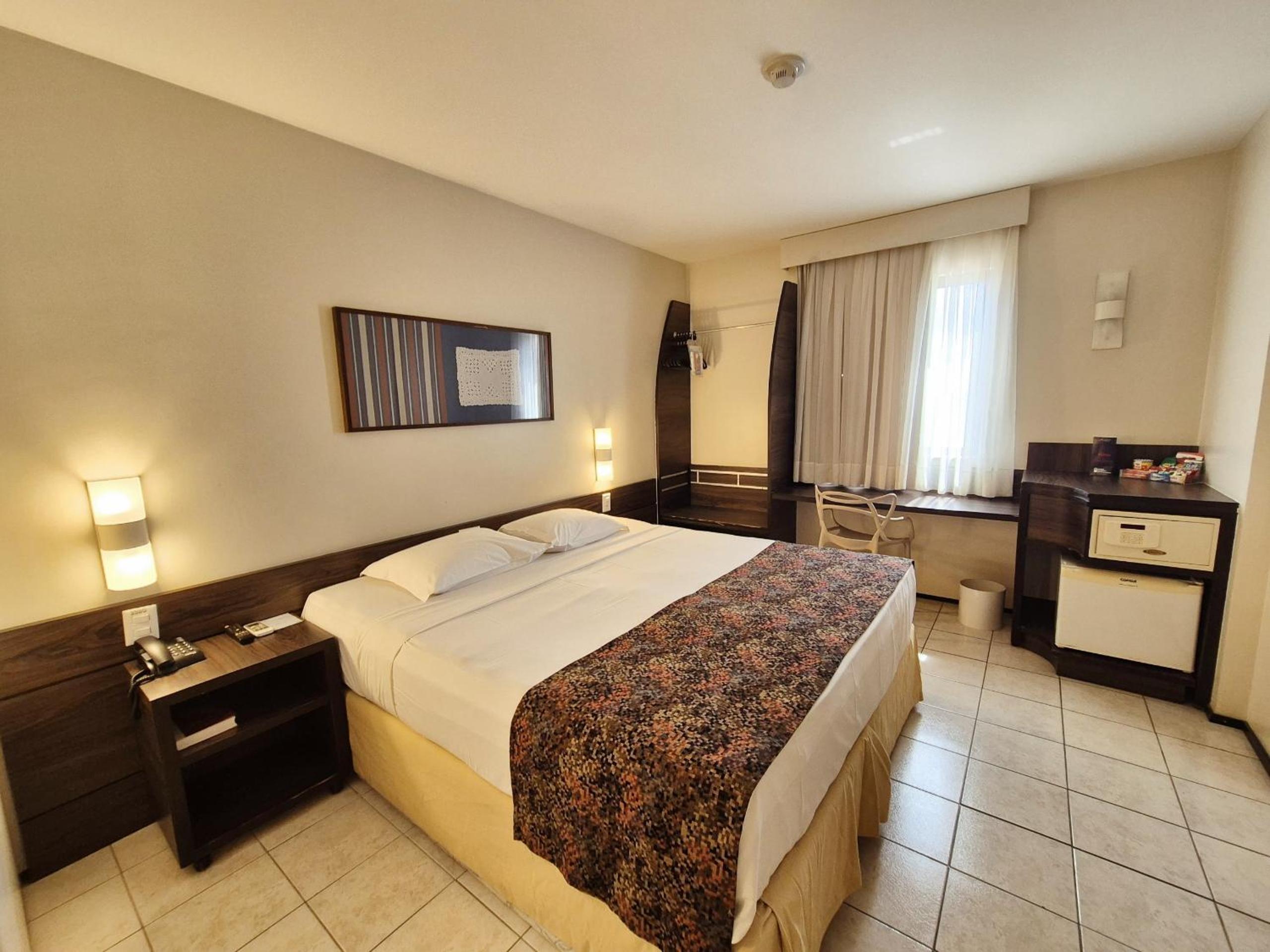Standard, Queen Bed