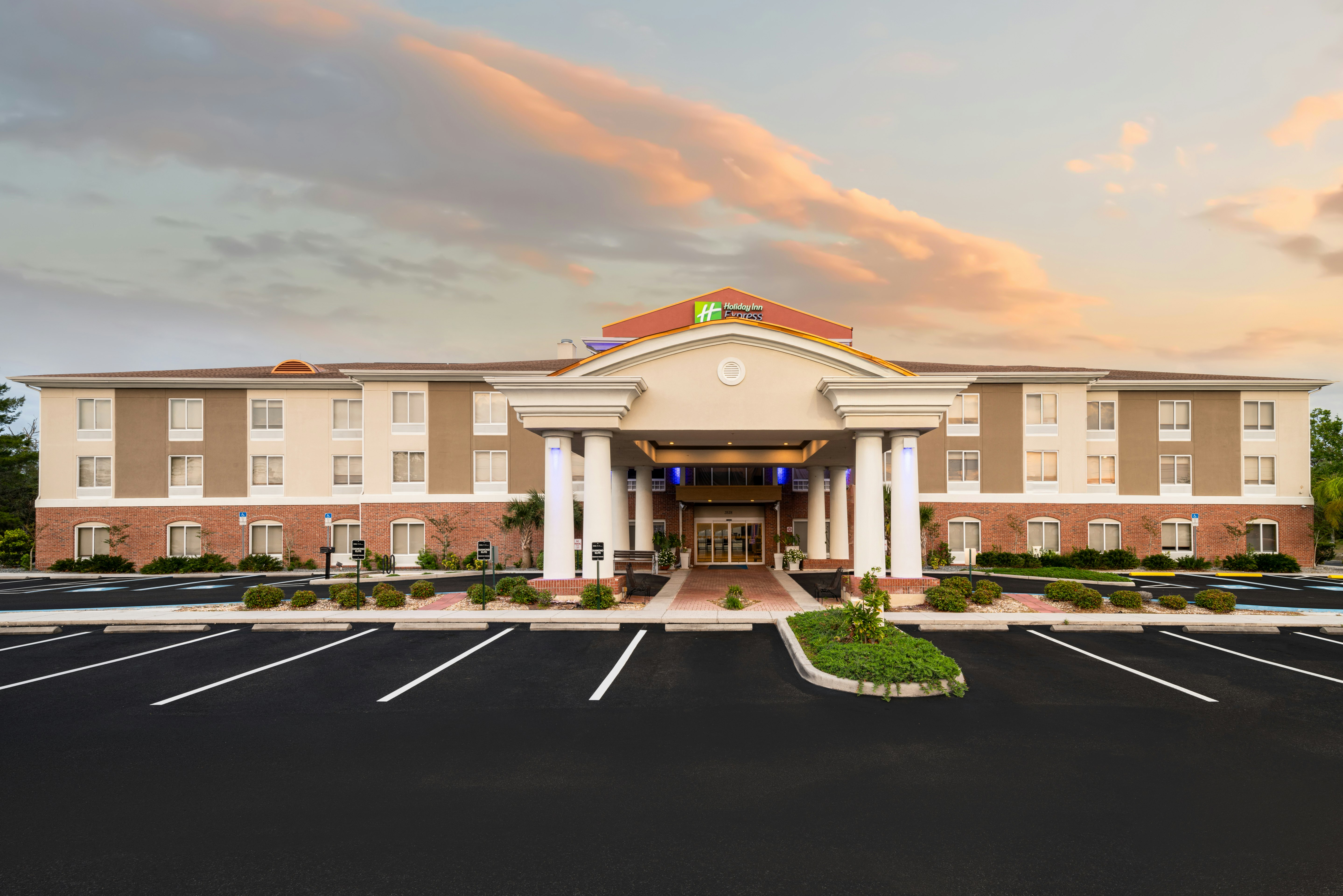 Holiday Inn Express Hotel & Suites Spring Hill 7/69