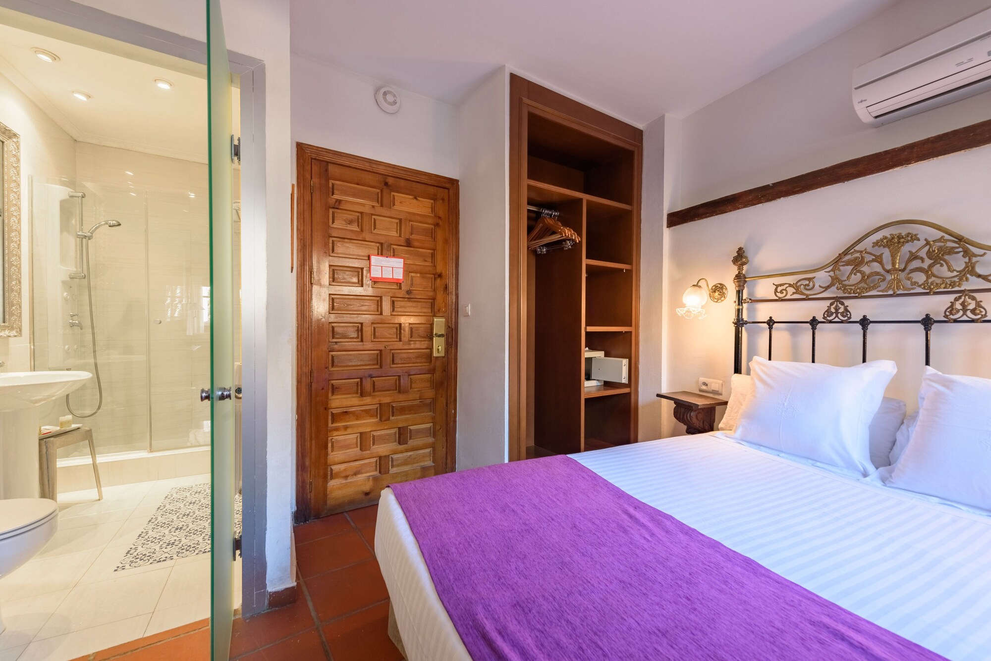 ROOM, SINGLE