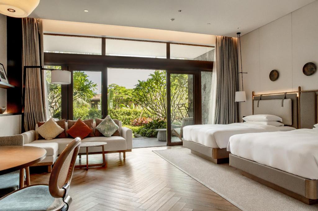 Courtyard, Twin Beds, Garden View