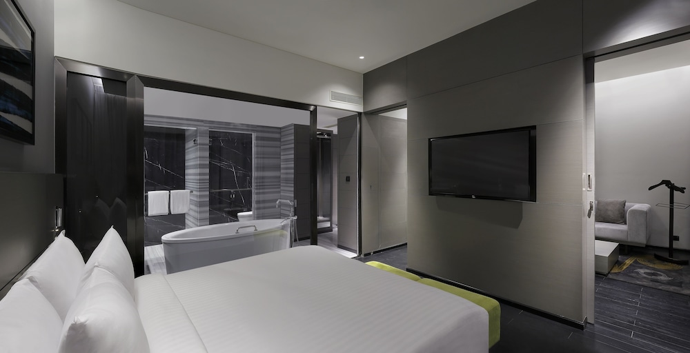 LUXURY, SUITE, LIVING AREA, BATHTUB