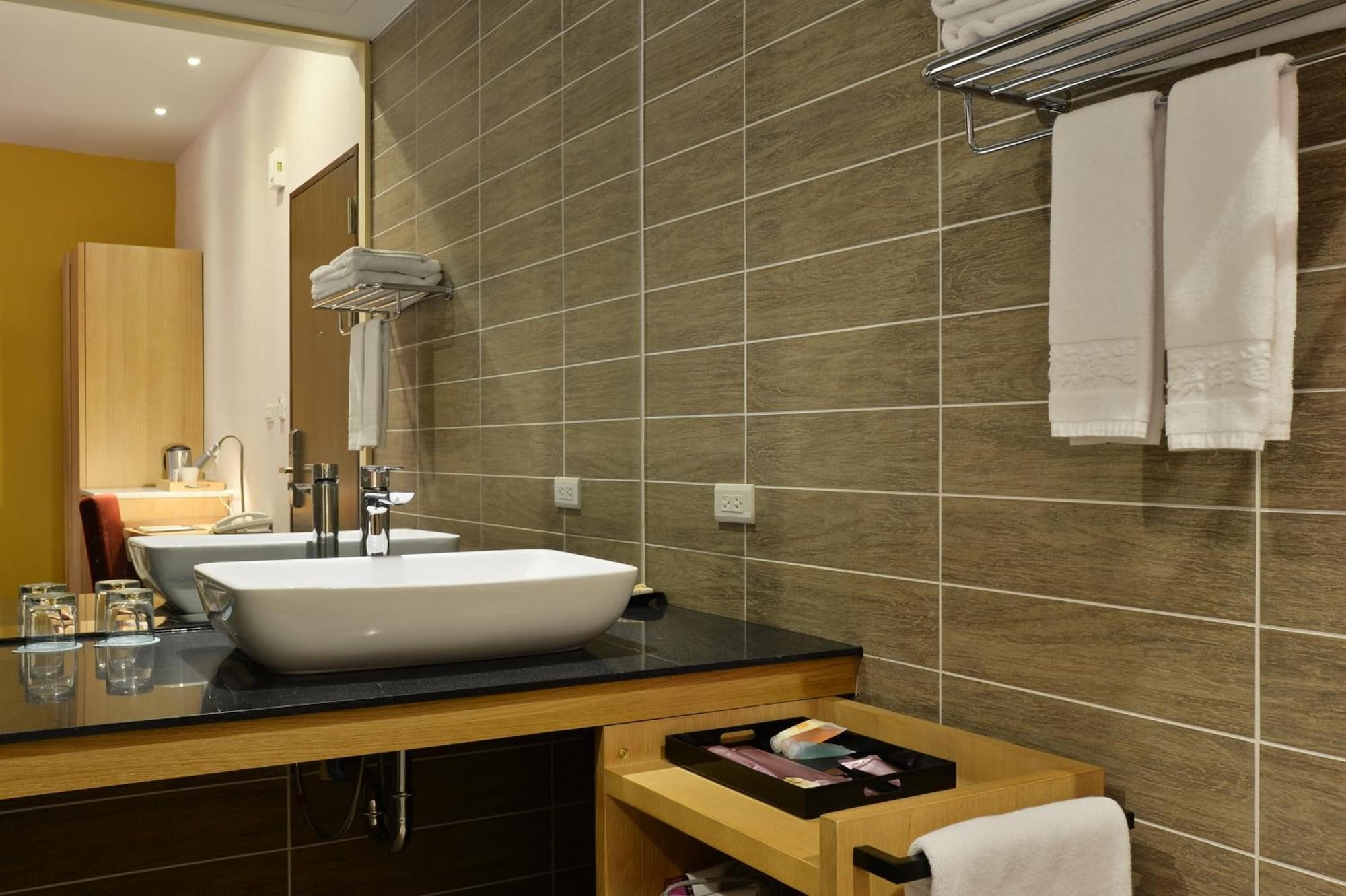 City, Classic, Quadruple, 2 Queen Beds، In Young Hotel 3/5
