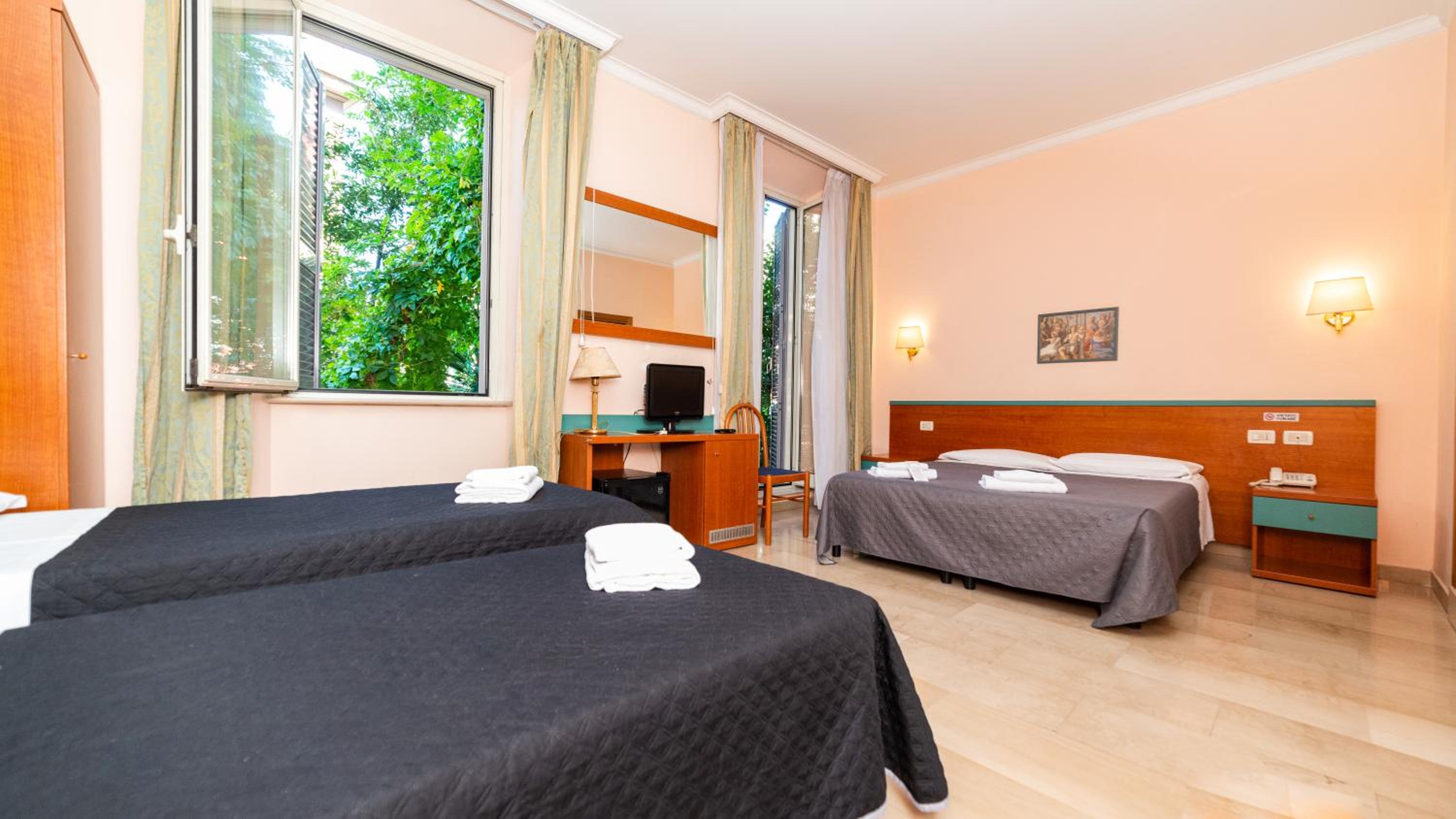 TRIPLE ROOM