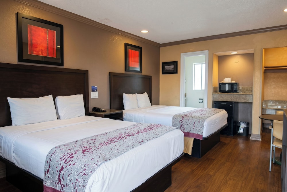 غرفة بسريرين كوين، Om Park Inn and Suites El Cajon near San Diego 2/10
