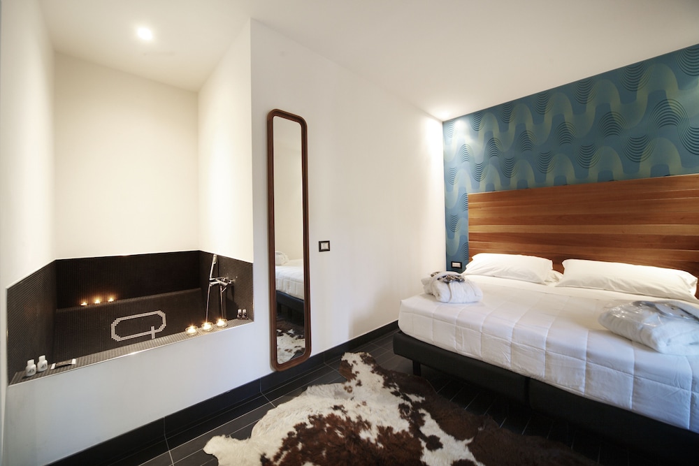 Q Hotel 7/50