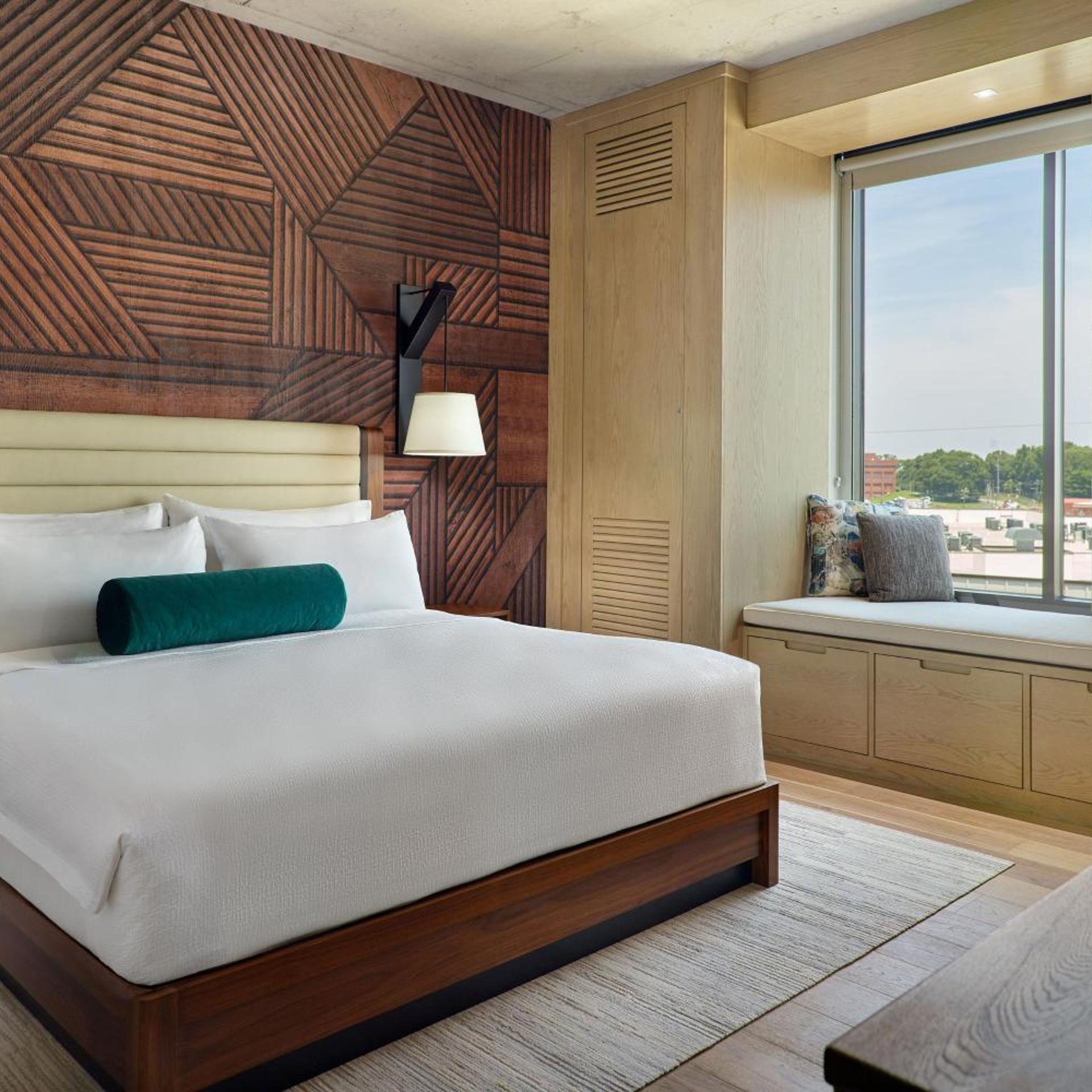 1 Bedroom, Suite, King Bed, City View