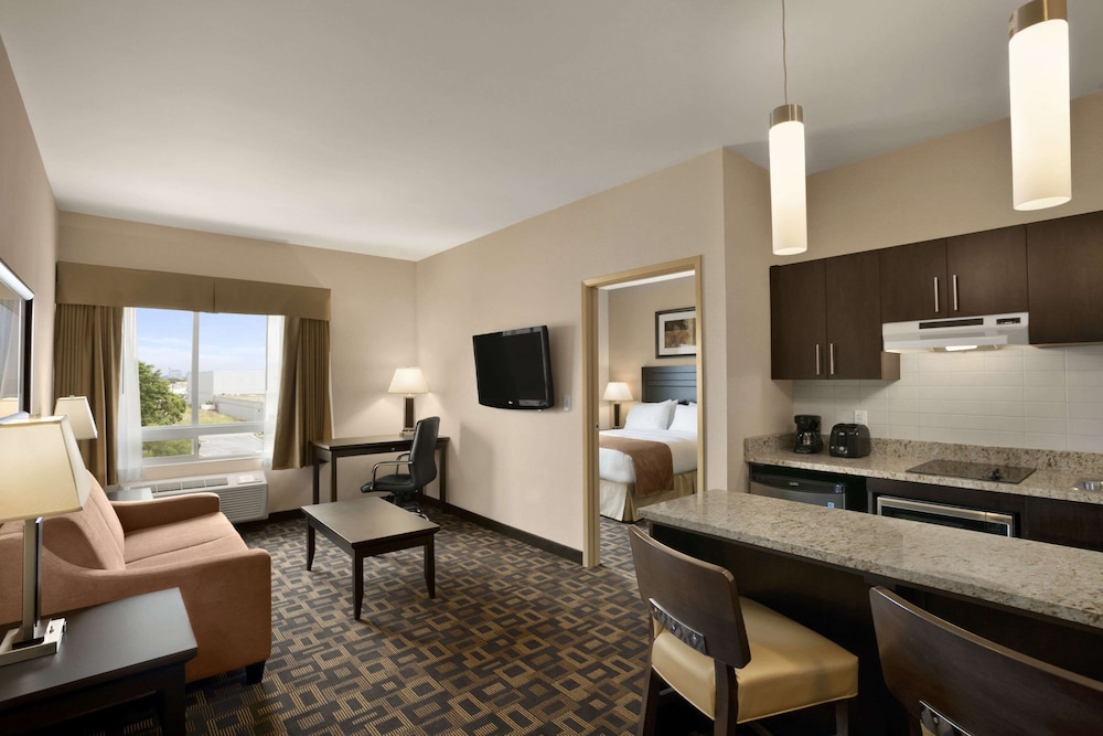 Days Inn & Suites By Wyndham Winnipeg Airport Manitoba 16/16