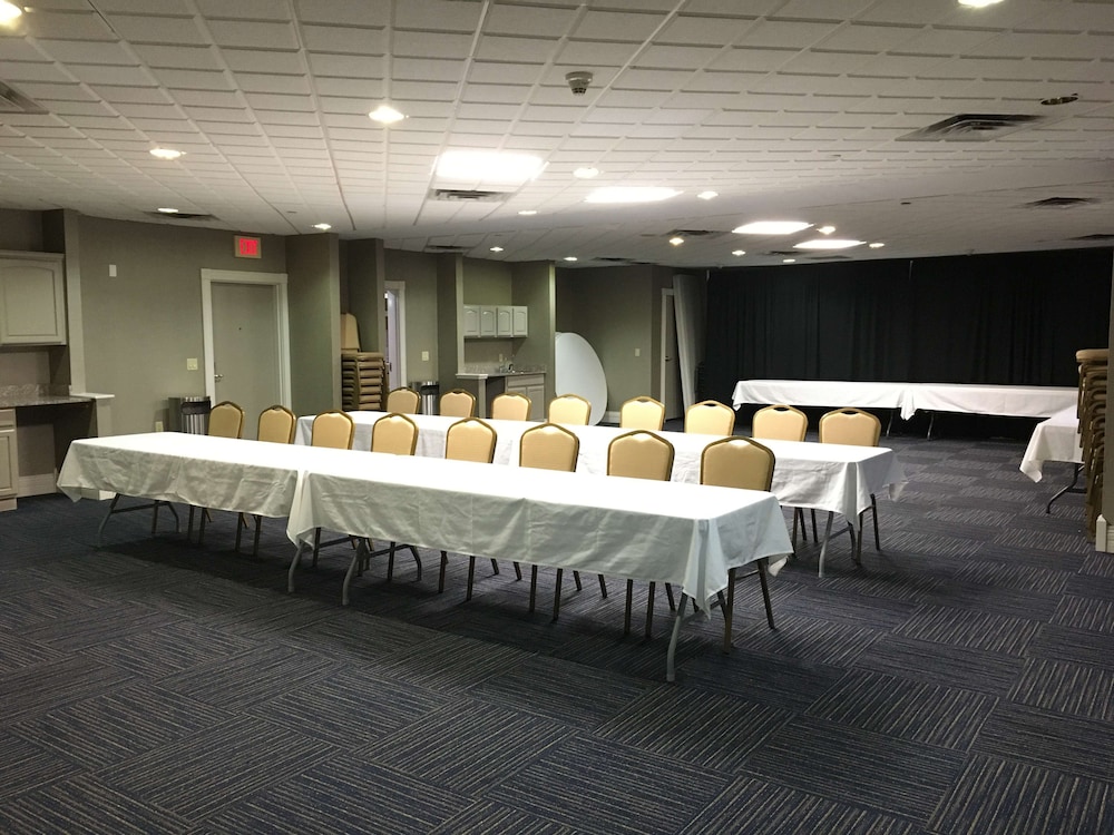 Best Western Plus Kalamazoo Suites 23/25