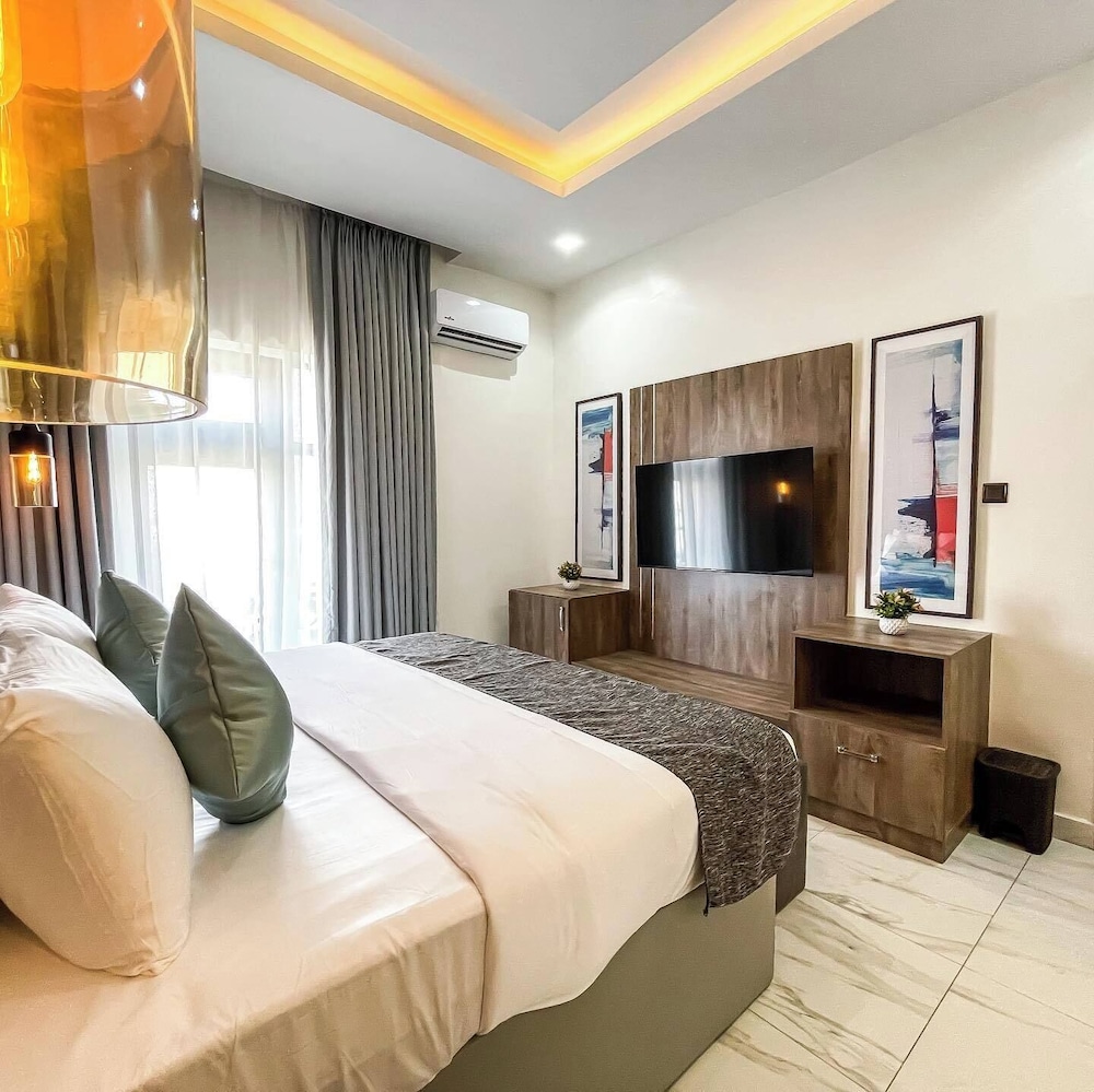 Adna Hotel 8/50