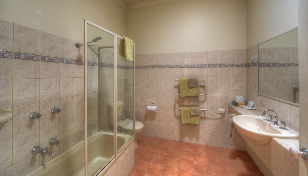 Tanjil Motor Inn 8/48