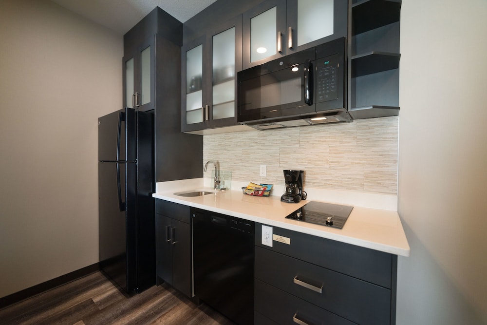 Candlewood Suites Edmonton West 60/76