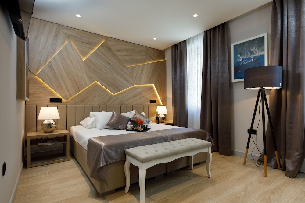 Sailor Boutique Rooms 5/27