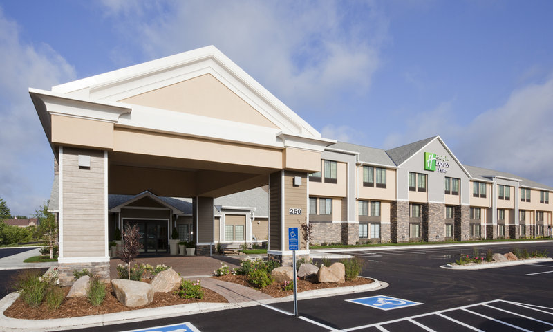 Holiday Inn Express Suites Willmar 4/50