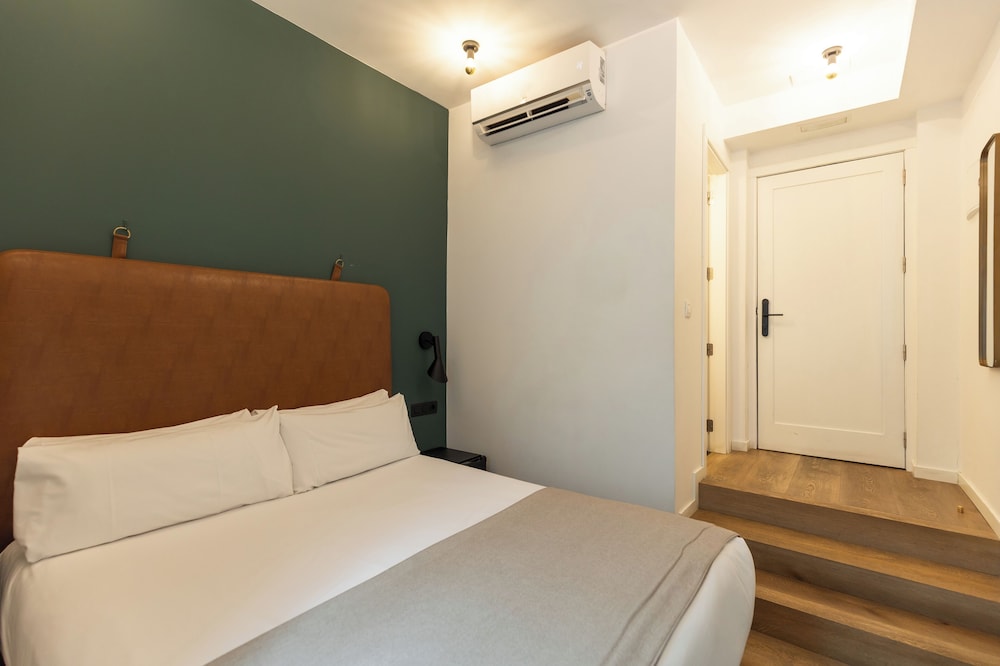 COZY, DOUBLE BED