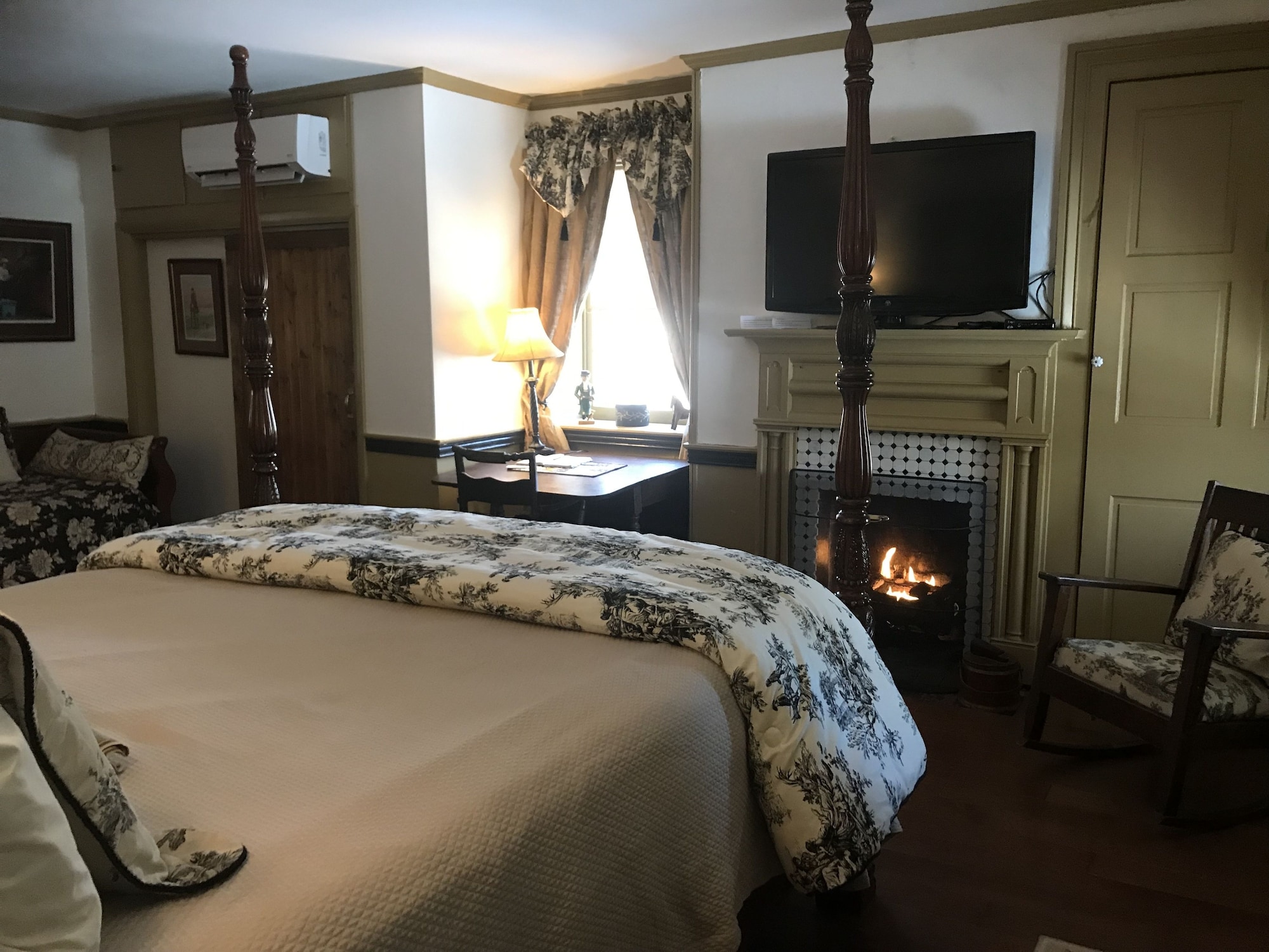 GRAHAM, RETREAT, PRIVATE BATHROOM