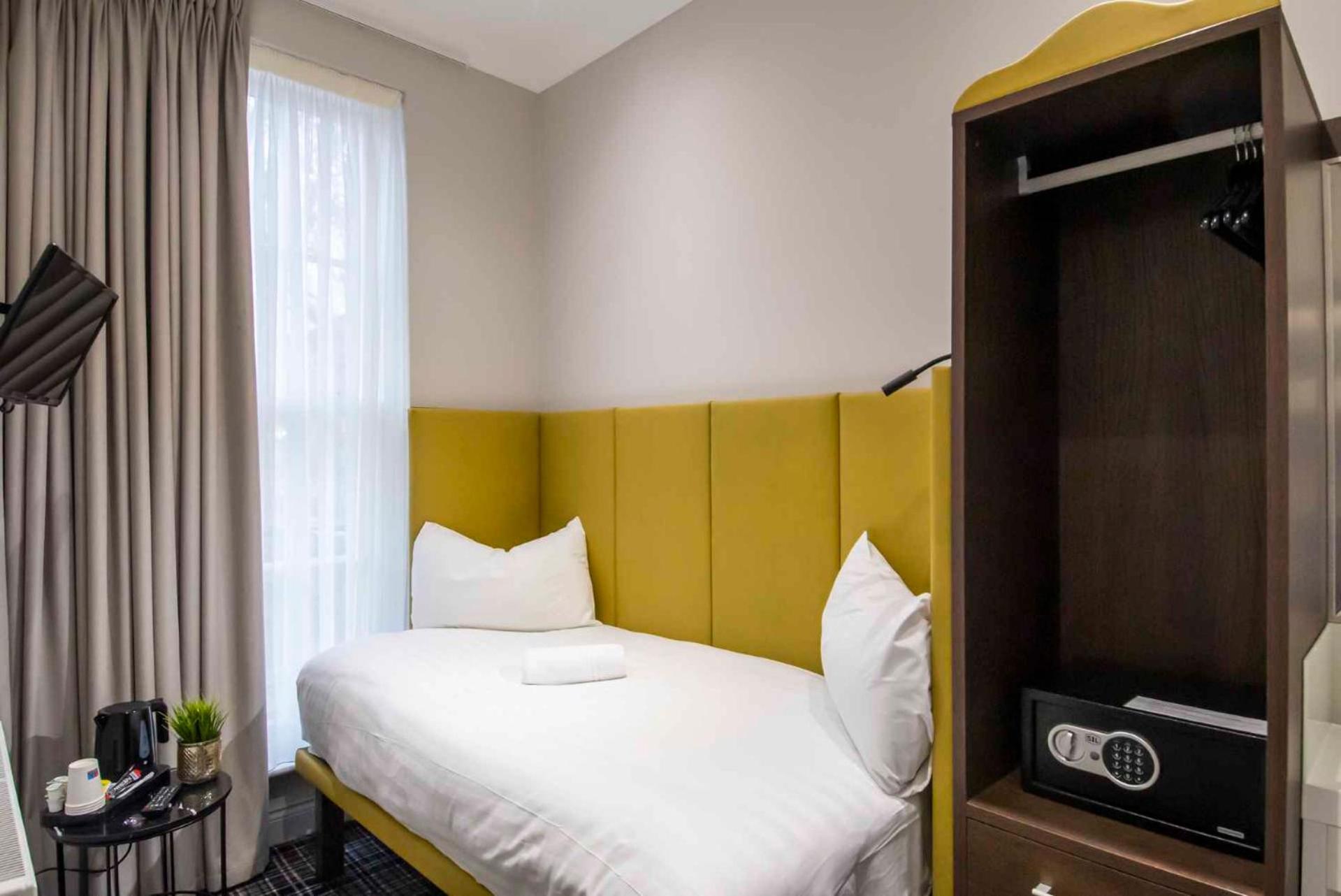 ROOM, SINGLE