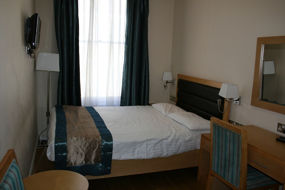 Cromwell International Hotel 12/34