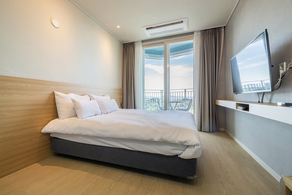 DELUXE, DOUBLE BED, PARTIAL OCEAN VIEW, TERRACE