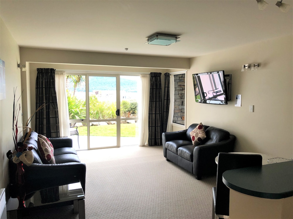Fiordland Lakeview Motel and Apartments 44/67