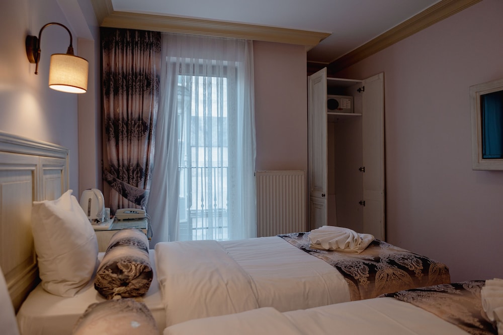 Agora Guesthouse & Hostel 35/70