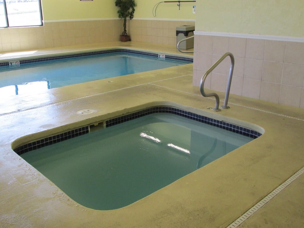 Days Inn By Wyndham Jefferson City 16/24