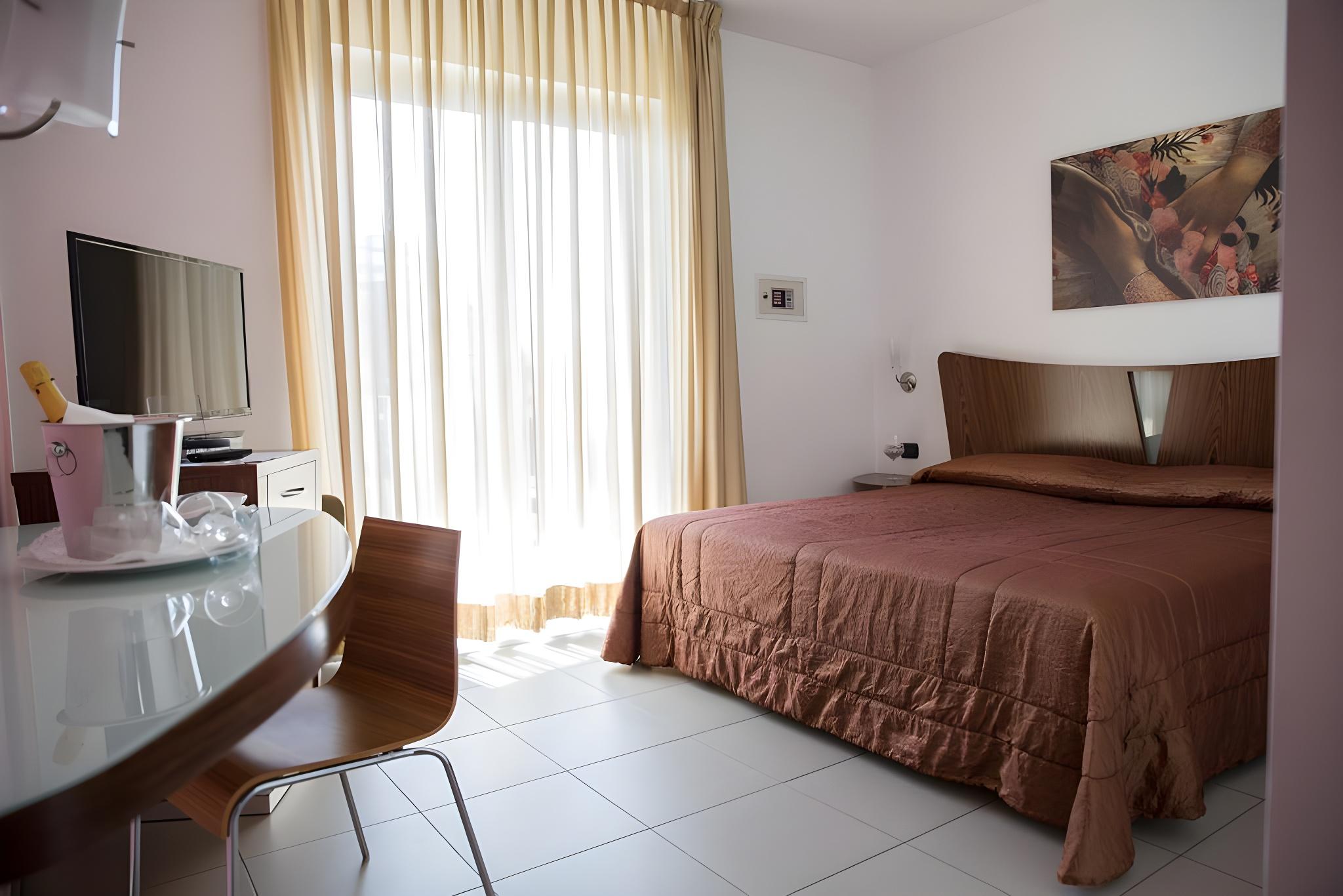 ROOM, DOUBLE BED