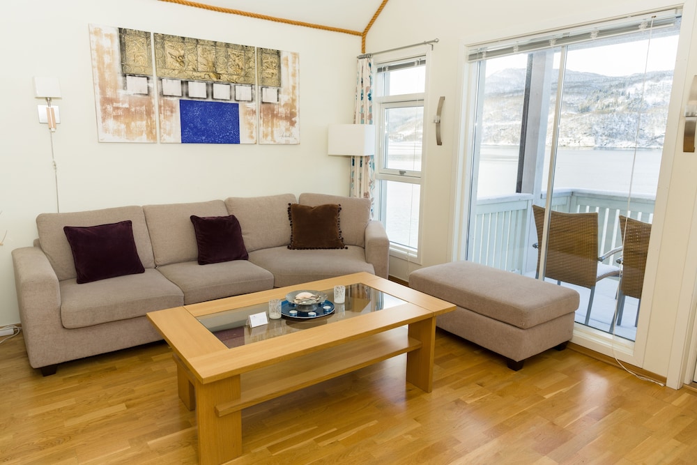 Tjeldsundbrua Hotel 24/50