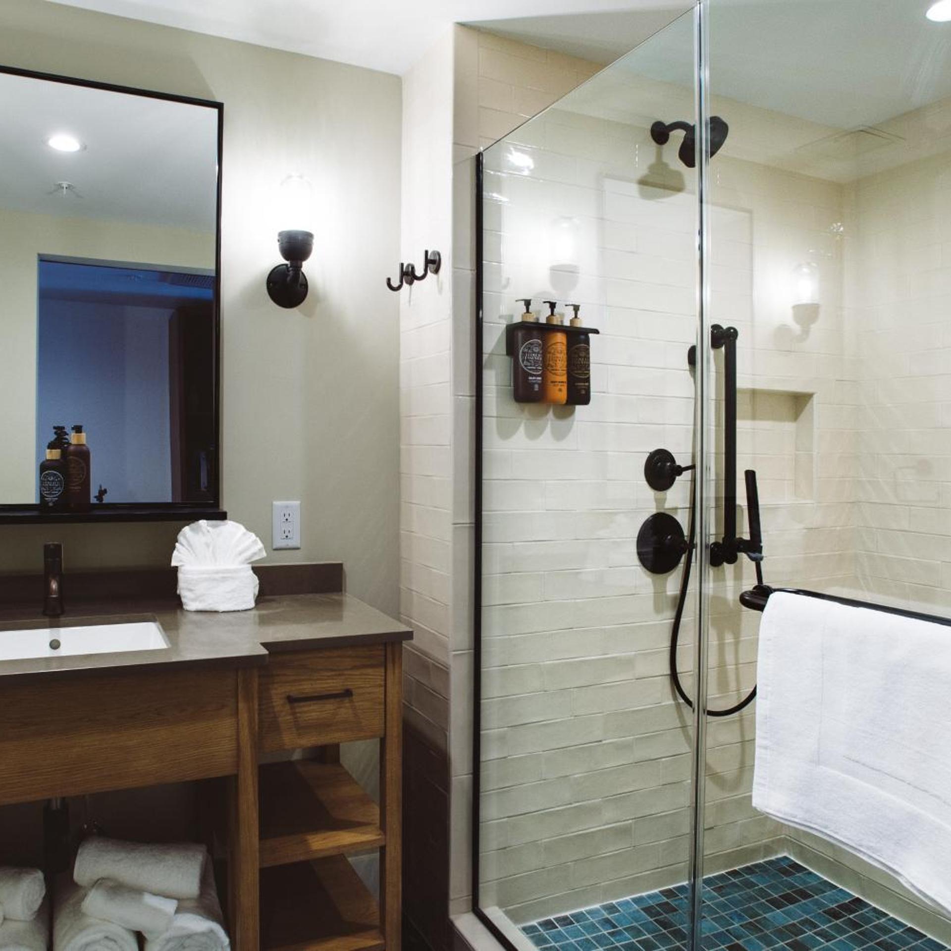 جناح بسرير كينج بإطلالة على المسبح
