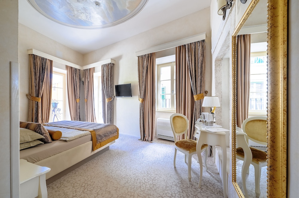 Heritage Hotel Life Palace 54/76
