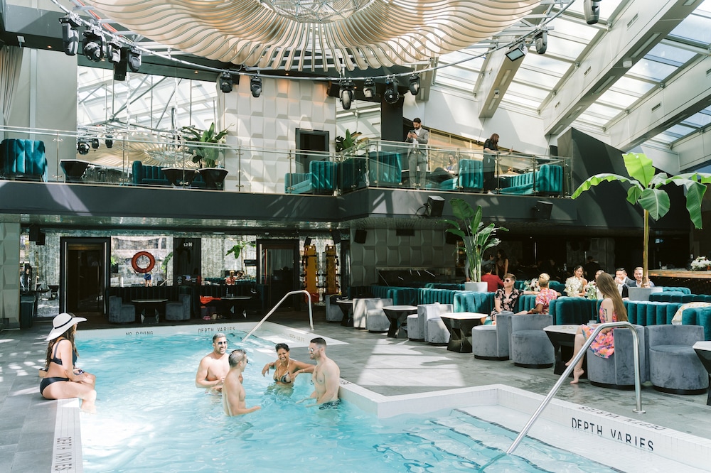 Paradox Hotel Vancouver 45/50