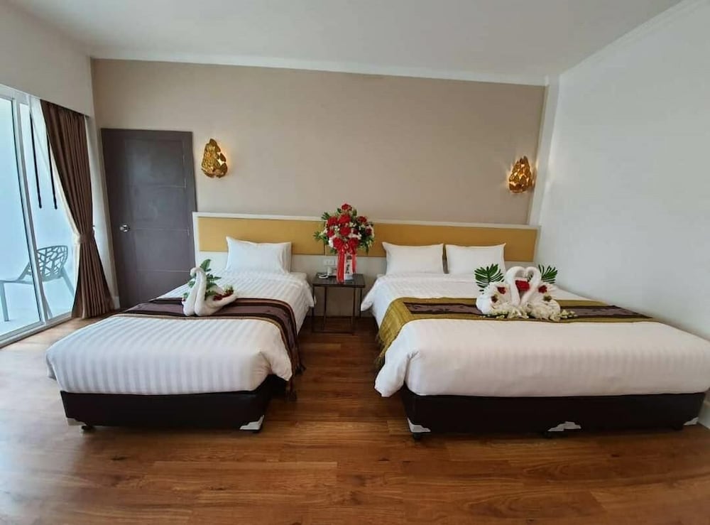 Swan Lake Hotel Sattahip 13/23