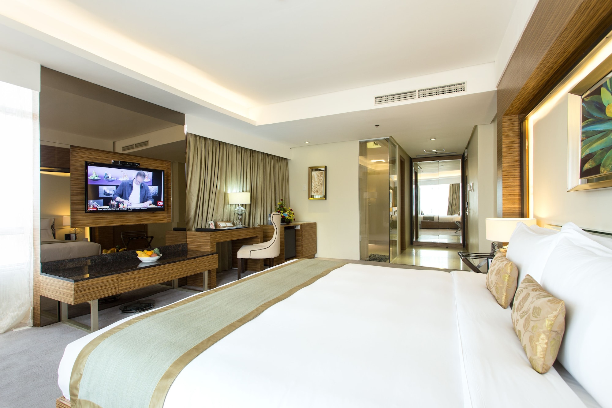 DELUXE, KING BED