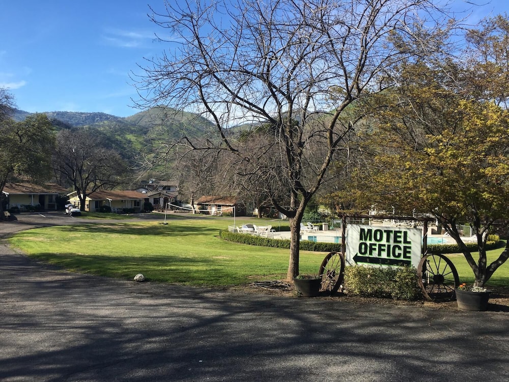 Lazy J Ranch-Americas Best Value Inn 42/52