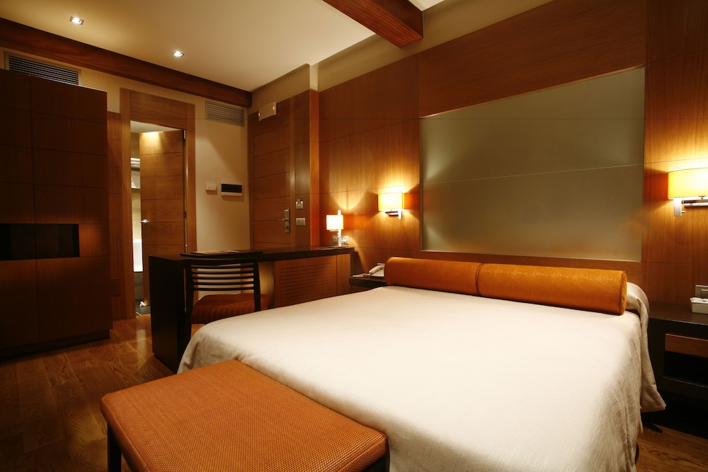 ROOM, DOUBLE BED