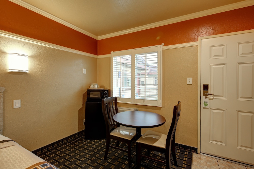 Geneva Motel 35/48