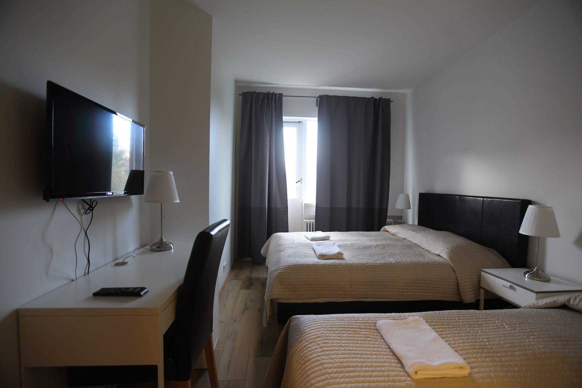 CITY, TRIPLE, 1 QUEEN AND 1 SINGLE BED, PRIVATE BATHROOM