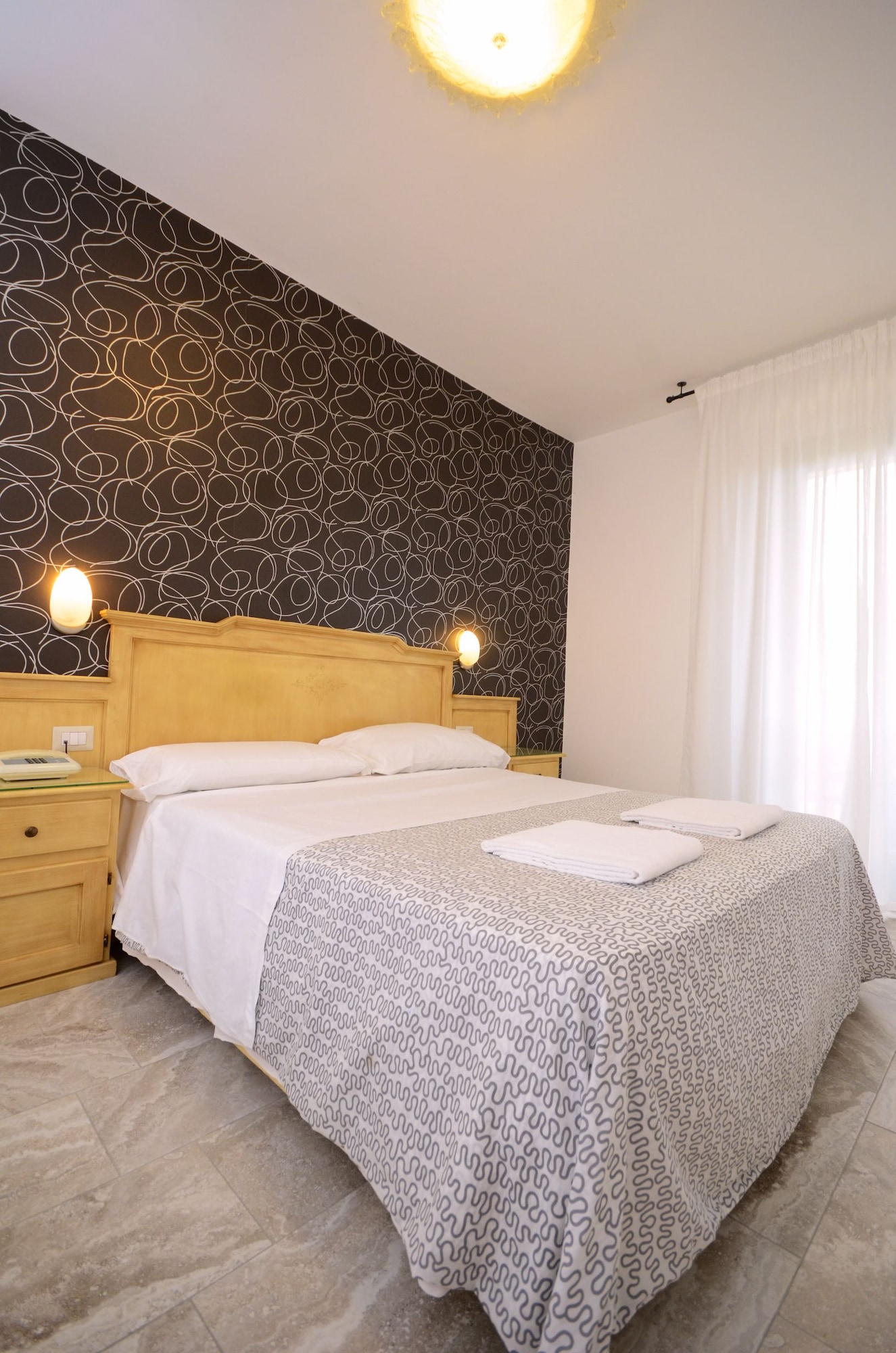 ROOM, SINGLE