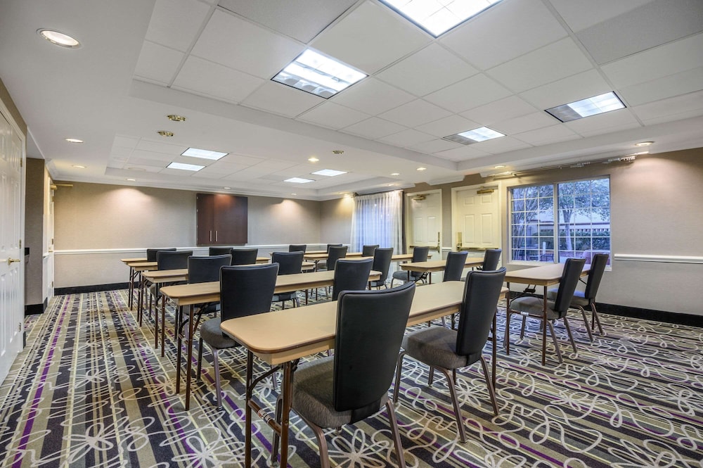 La Quinta Inn & Suites by Wyndham Myrtle Beach Broadway Area 43/54